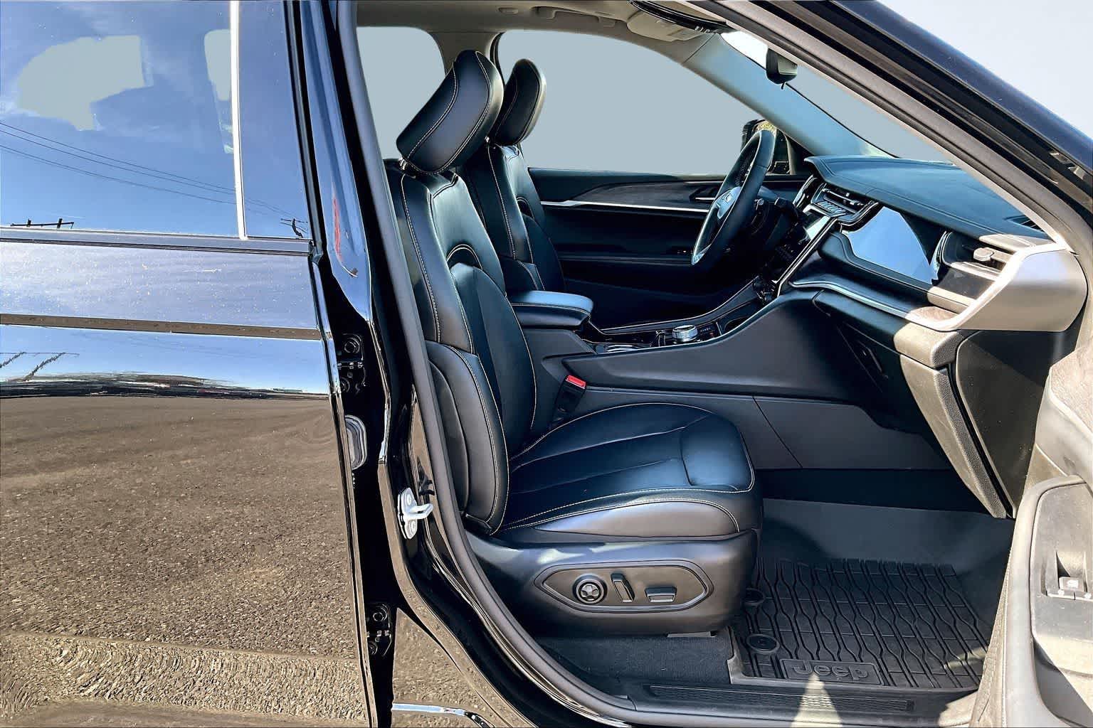 Thumbnail: 2022 Jeep Grand Cherokee - 14