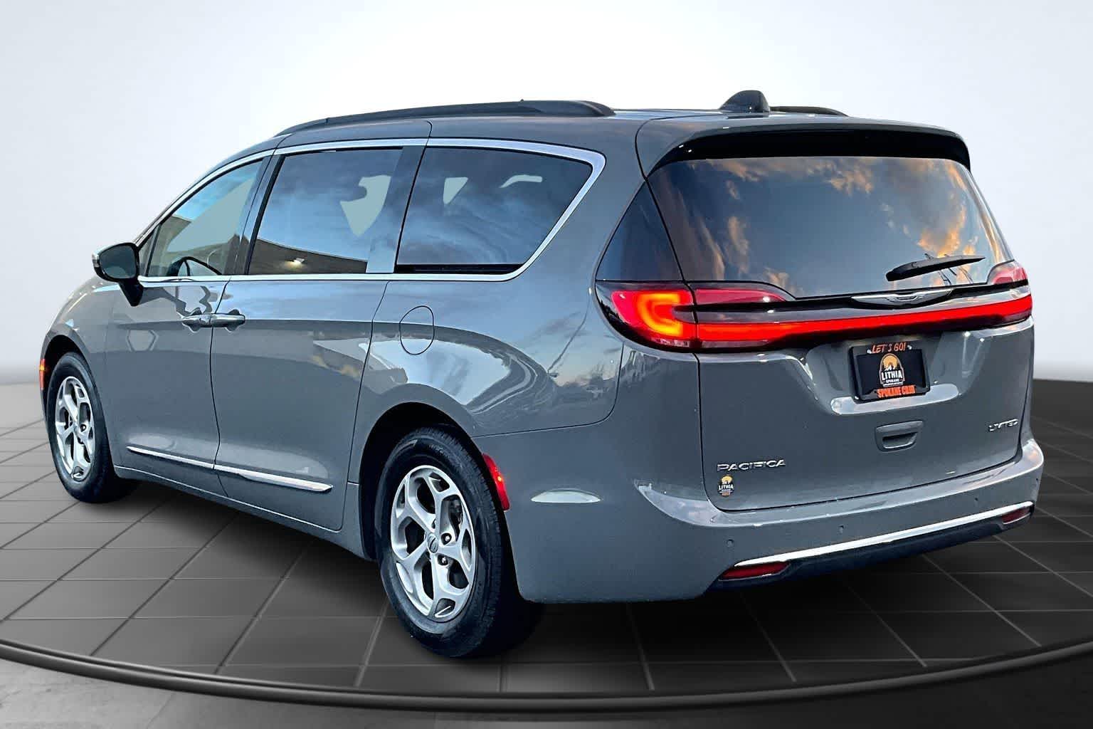 Thumbnail: 2023 Chrysler Pacifica - 4