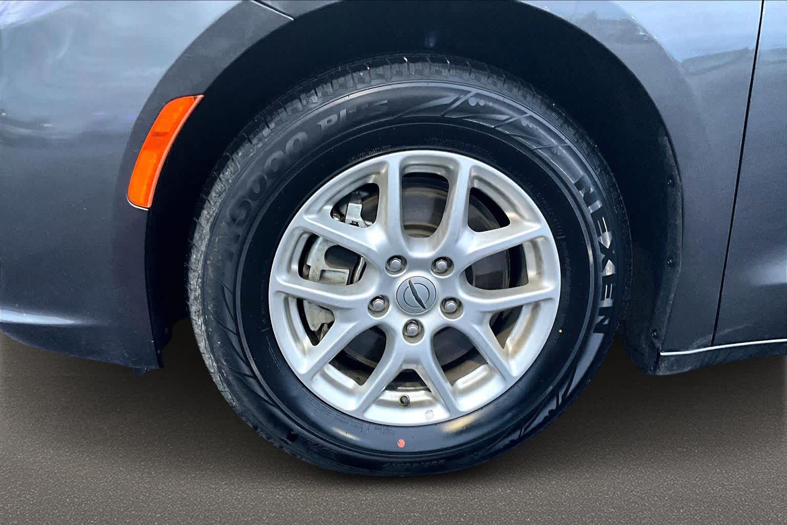 Thumbnail: 2022 Chrysler Pacifica - 8