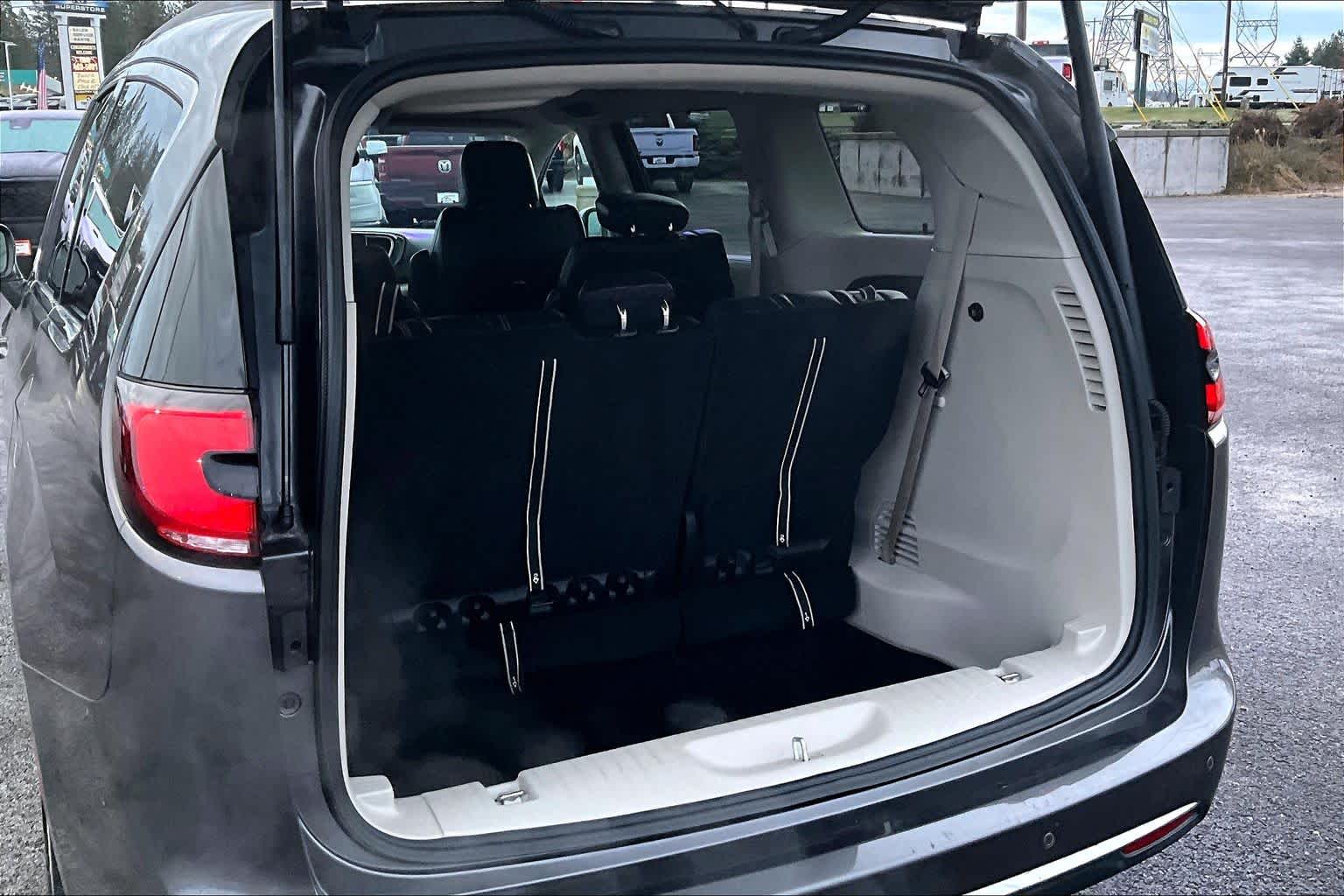 Thumbnail: 2022 Chrysler Pacifica - 19