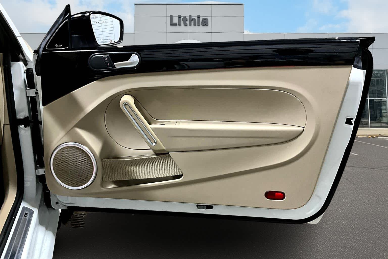 Thumbnail: 2015 Volkswagen Beetle - 28