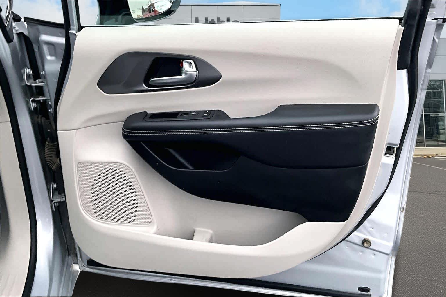 Thumbnail: 2024 Chrysler Pacifica - 30