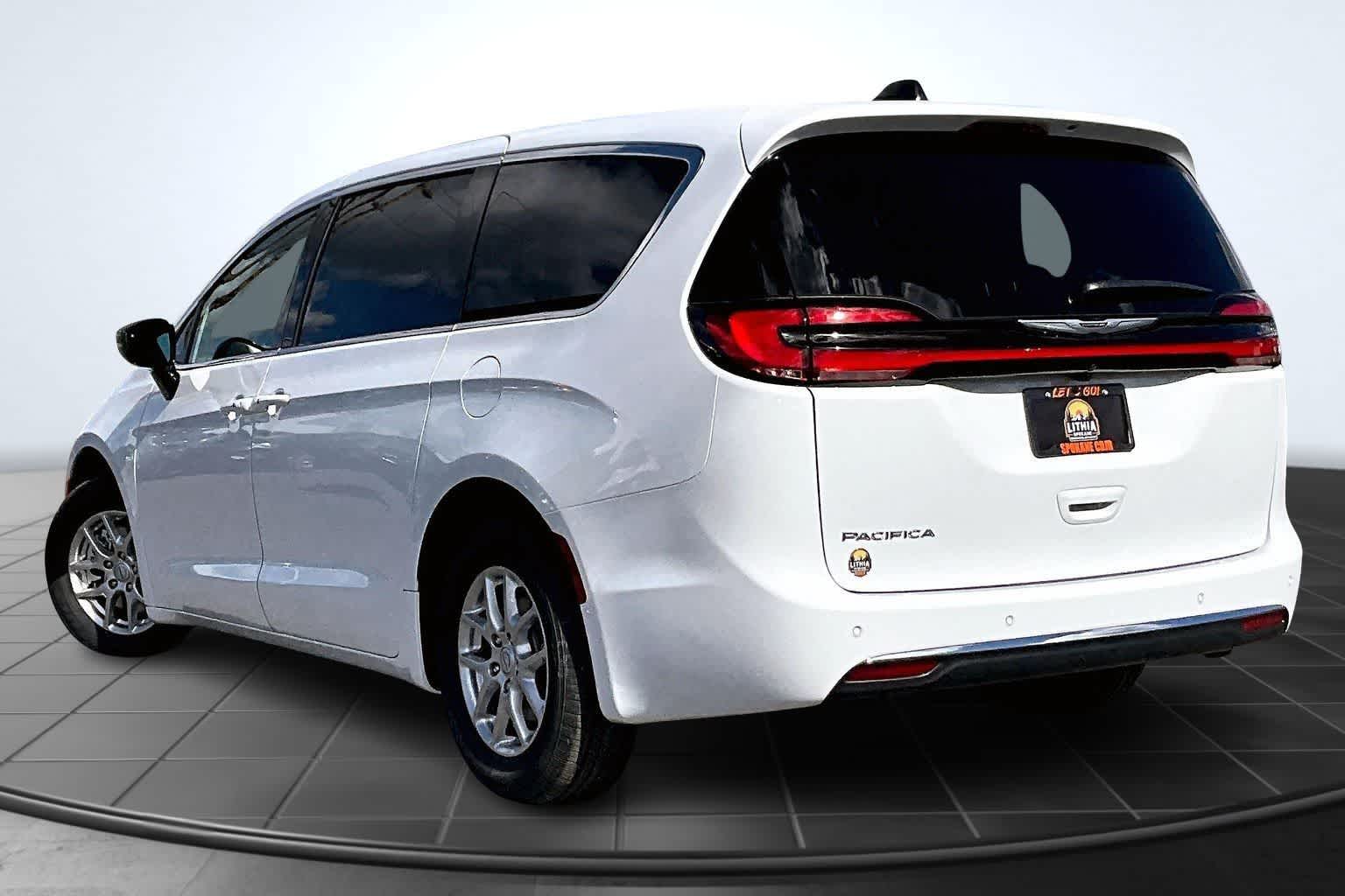 Thumbnail: 2026 Chrysler Pacifica - 4