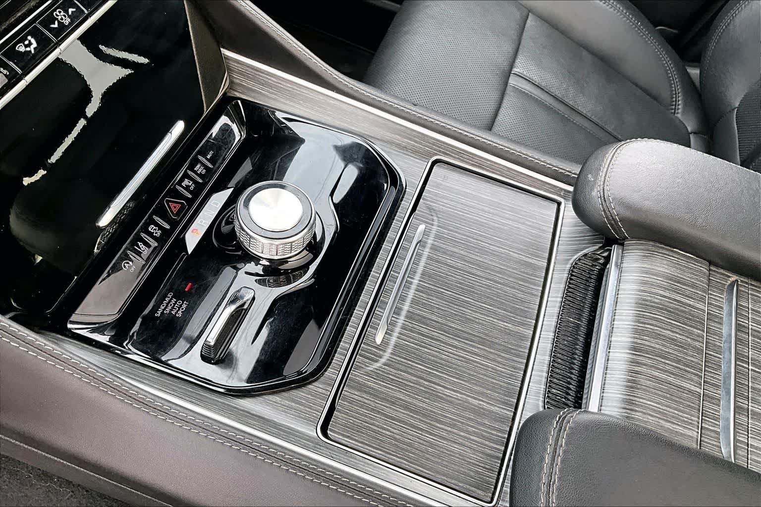 Thumbnail: 2023 Jeep Wagoneer - 17