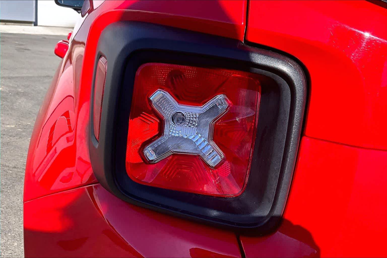 Thumbnail: 2021 Jeep Renegade - 32