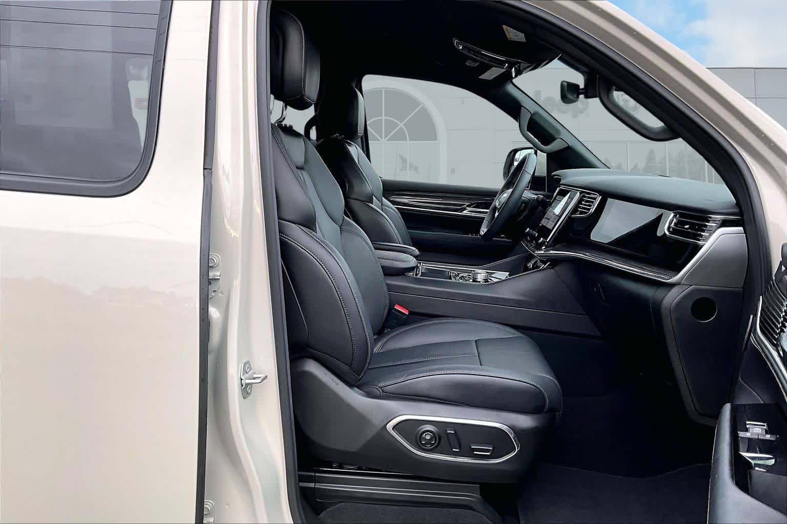 Thumbnail: 2022 Jeep Wagoneer - 14