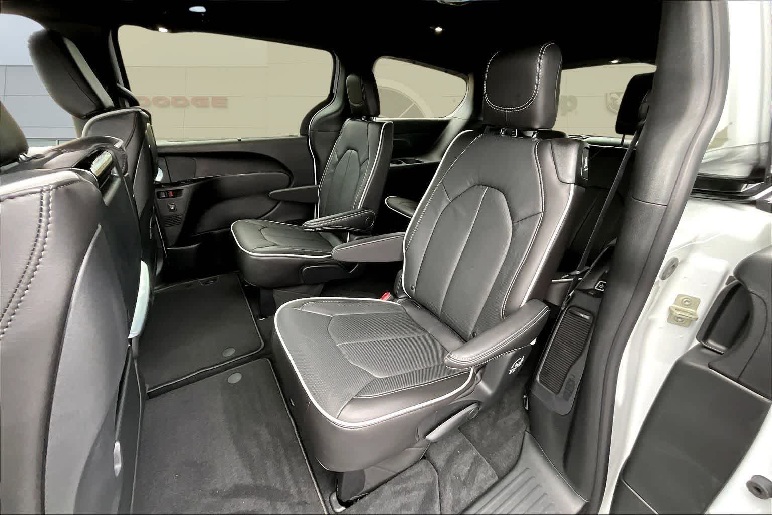 Thumbnail: 2026 Chrysler Pacifica - 13