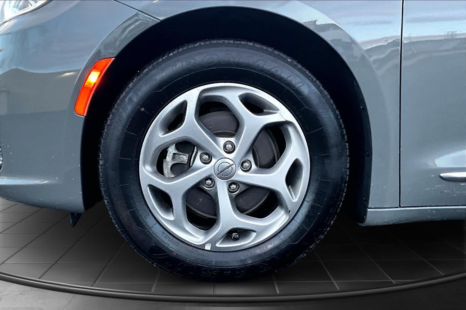 Thumbnail: 2023 Chrysler Pacifica - 8