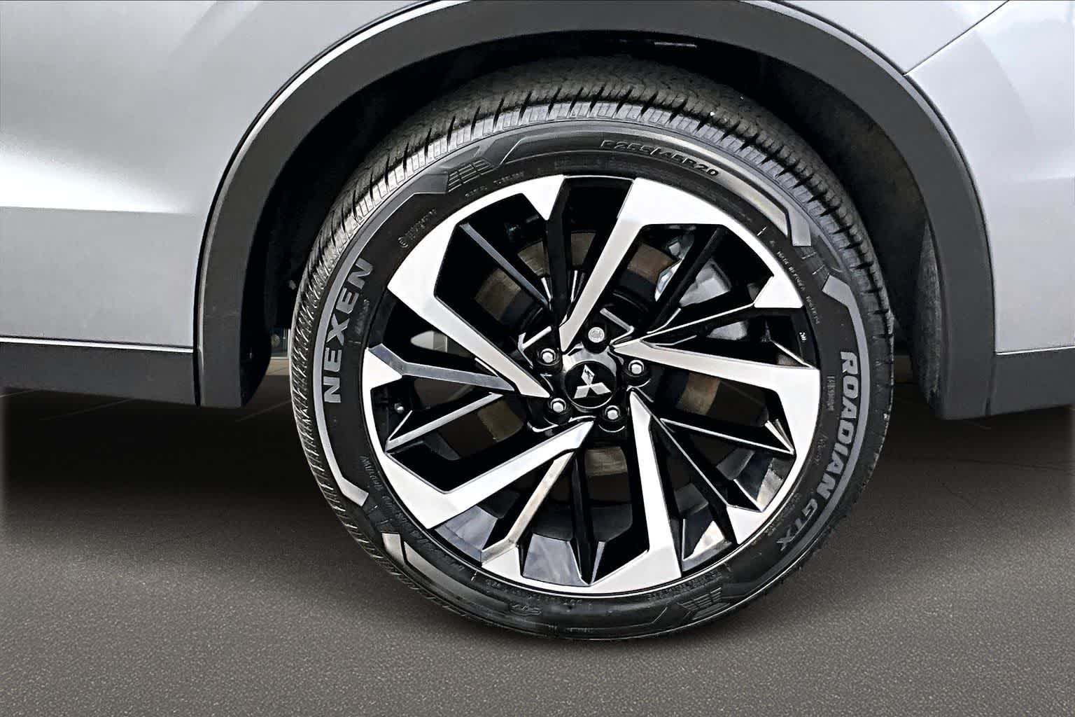 Thumbnail: 2023 Mitsubishi Outlander - 36