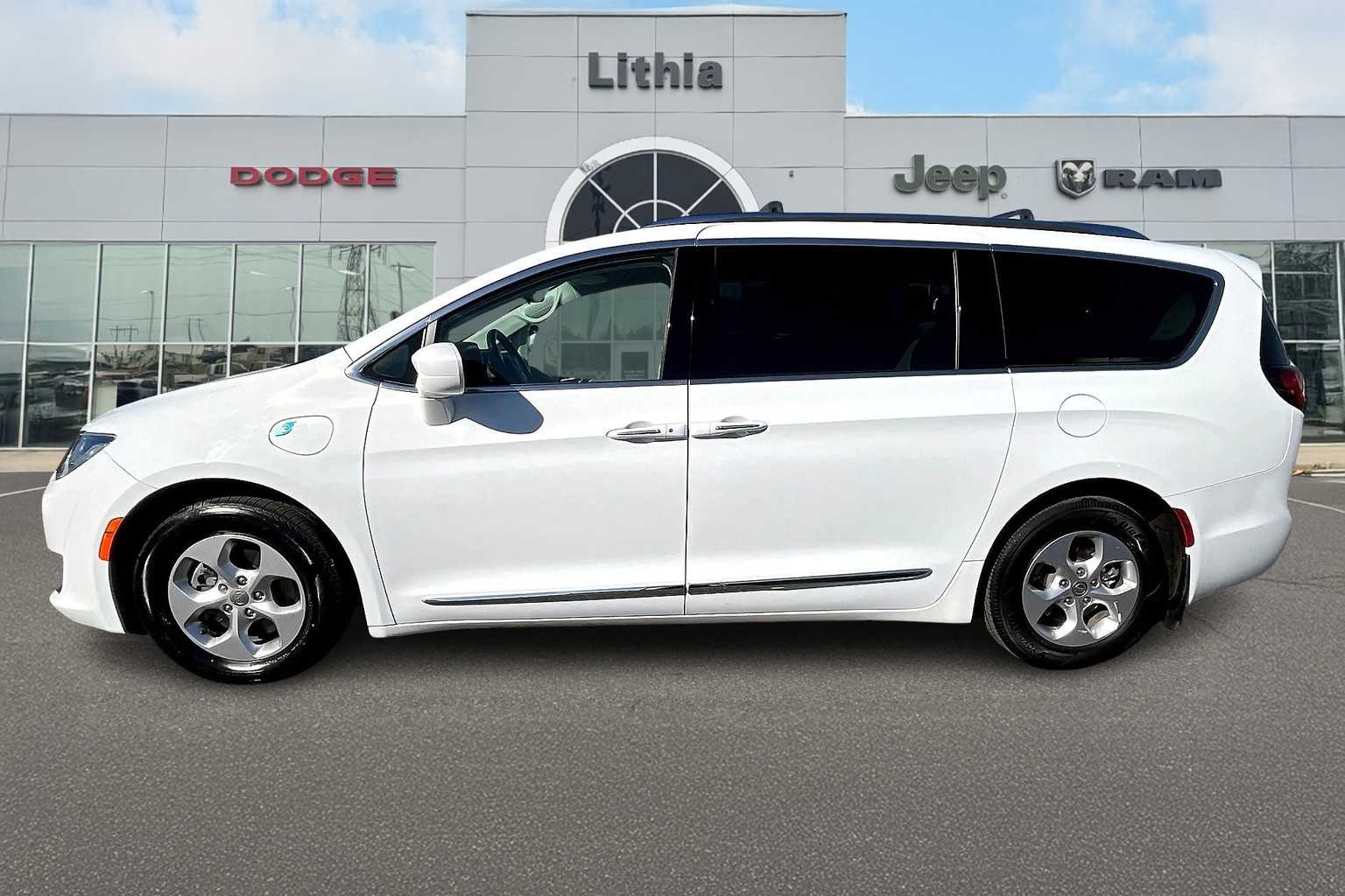 2018 Chrysler Pacifica Hybrid Touring L photo 3