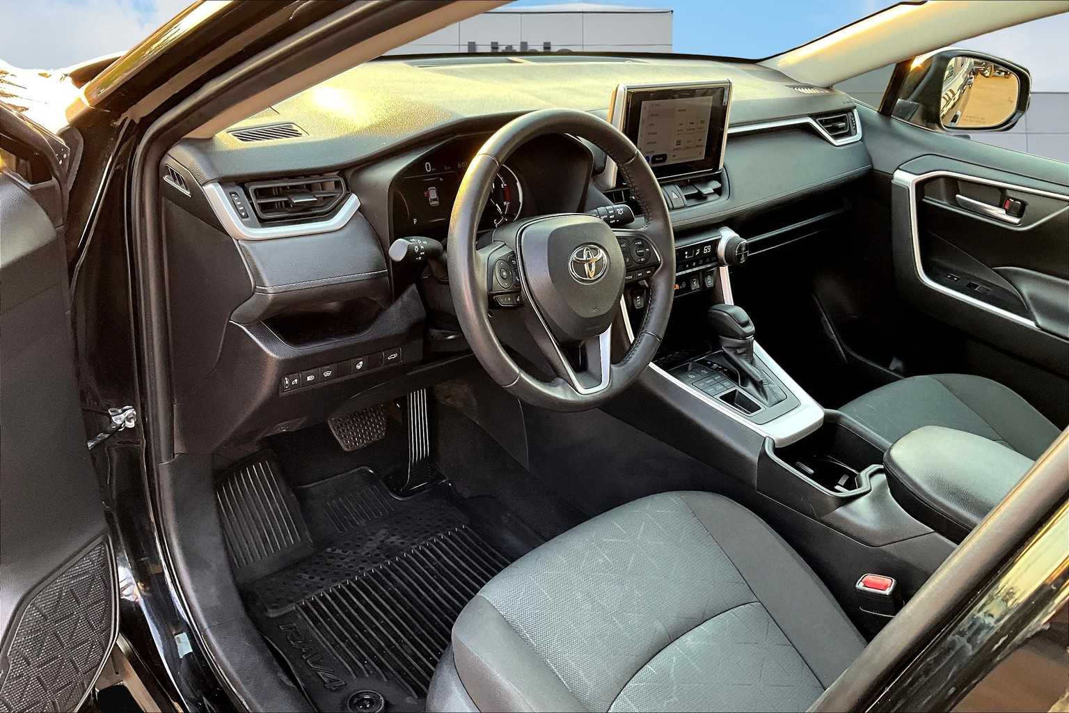 2024 Toyota RAV4 XLE photo 2