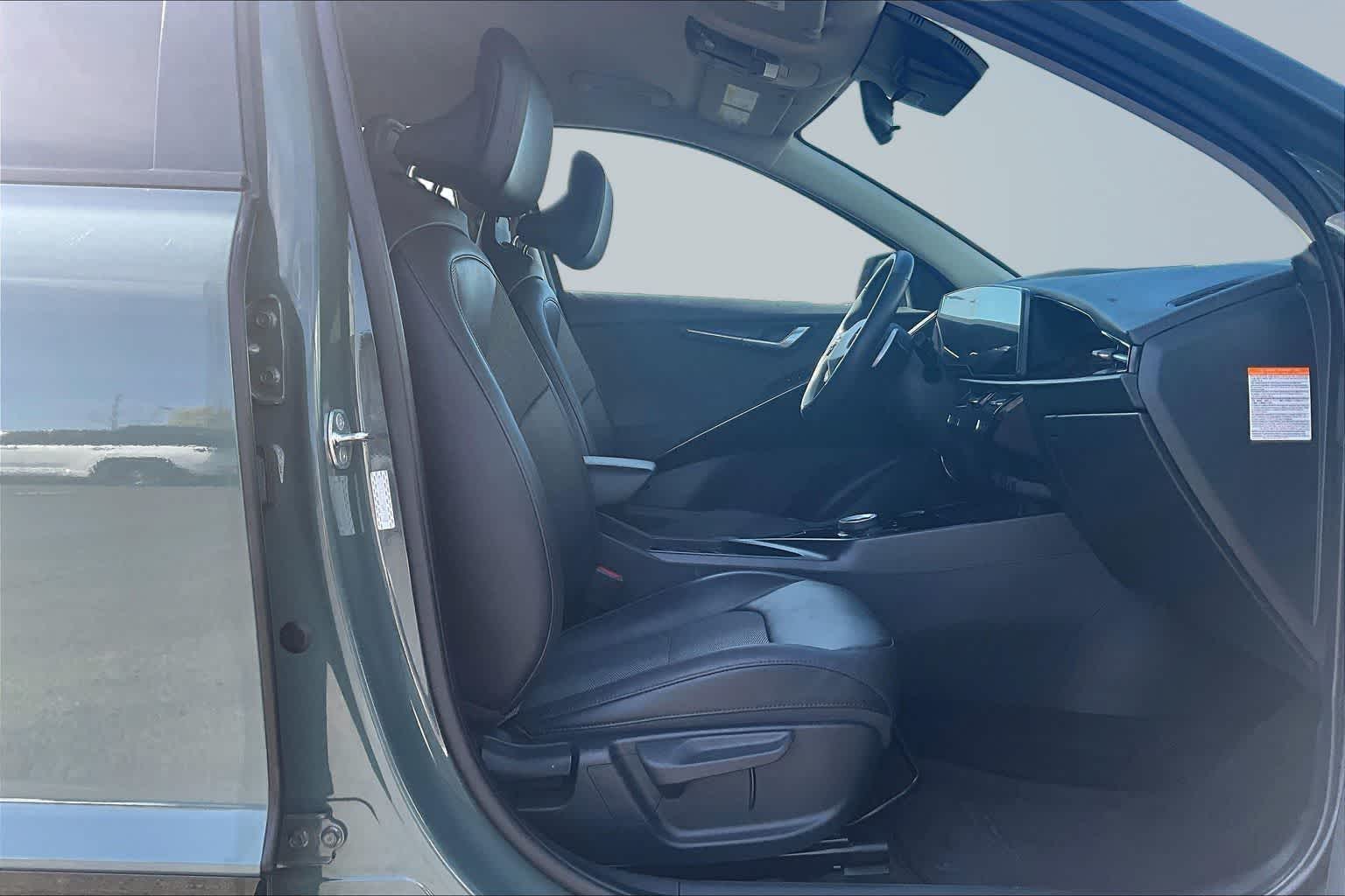 Thumbnail: 2023 Kia Niro - 13