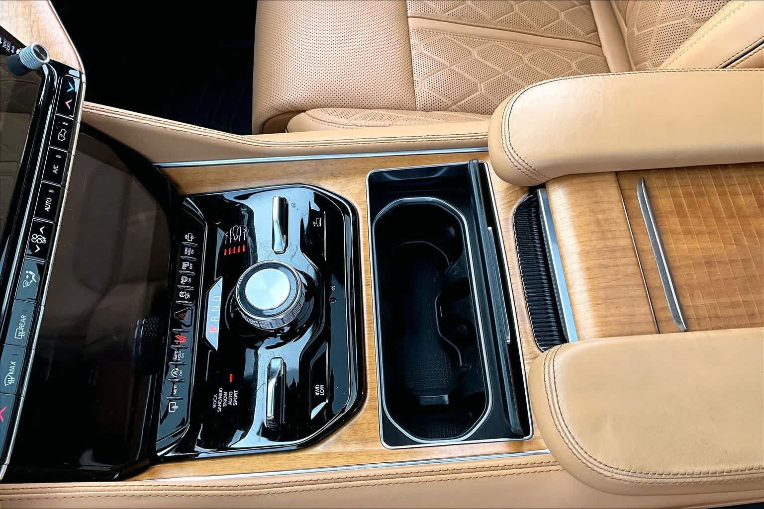 Thumbnail: 2023 Jeep Grand Wagoneer - 17