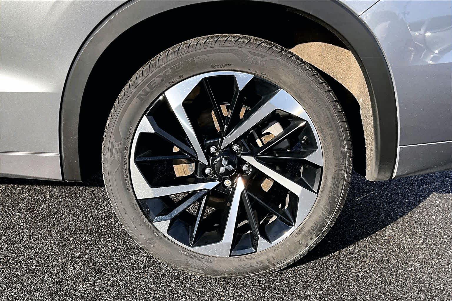 Thumbnail: 2023 Mitsubishi Outlander - 35