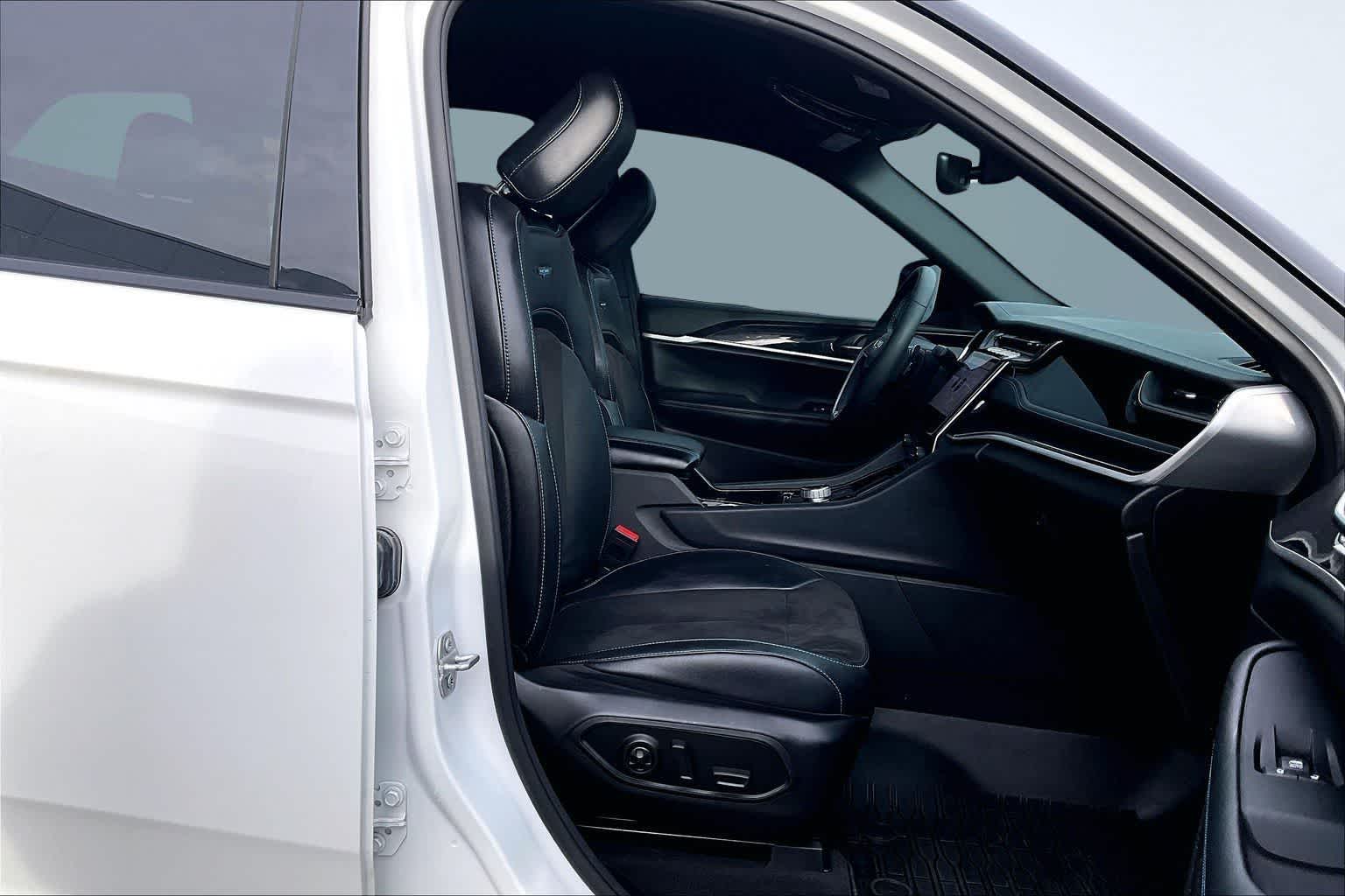 Thumbnail: 2023 Jeep Grand Cherokee - 14