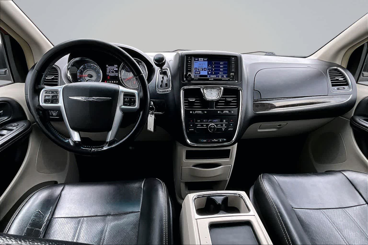 Thumbnail: 2012 Chrysler Town & Country - 10