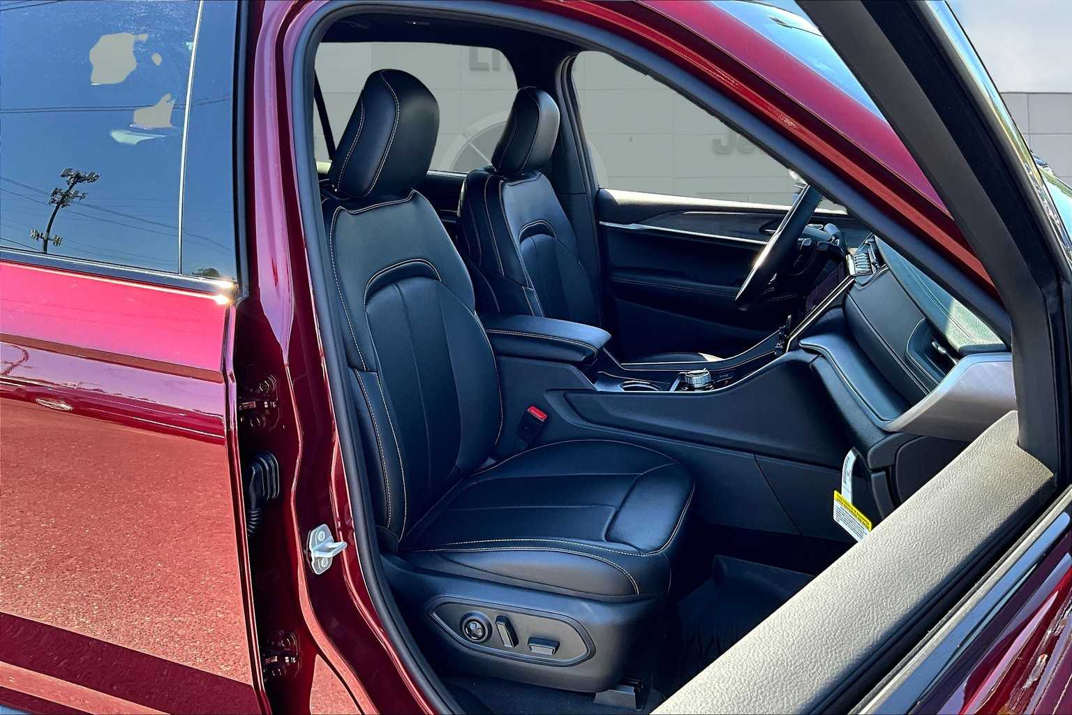 Thumbnail: 2025 Jeep Grand Cherokee L - 14