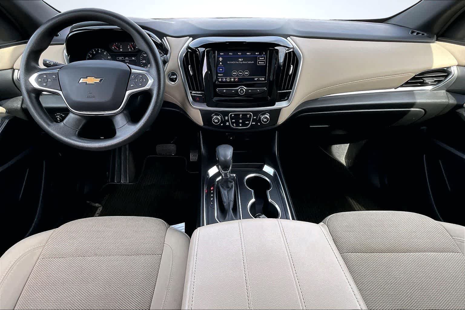 Thumbnail: 2022 Chevrolet Traverse - 10