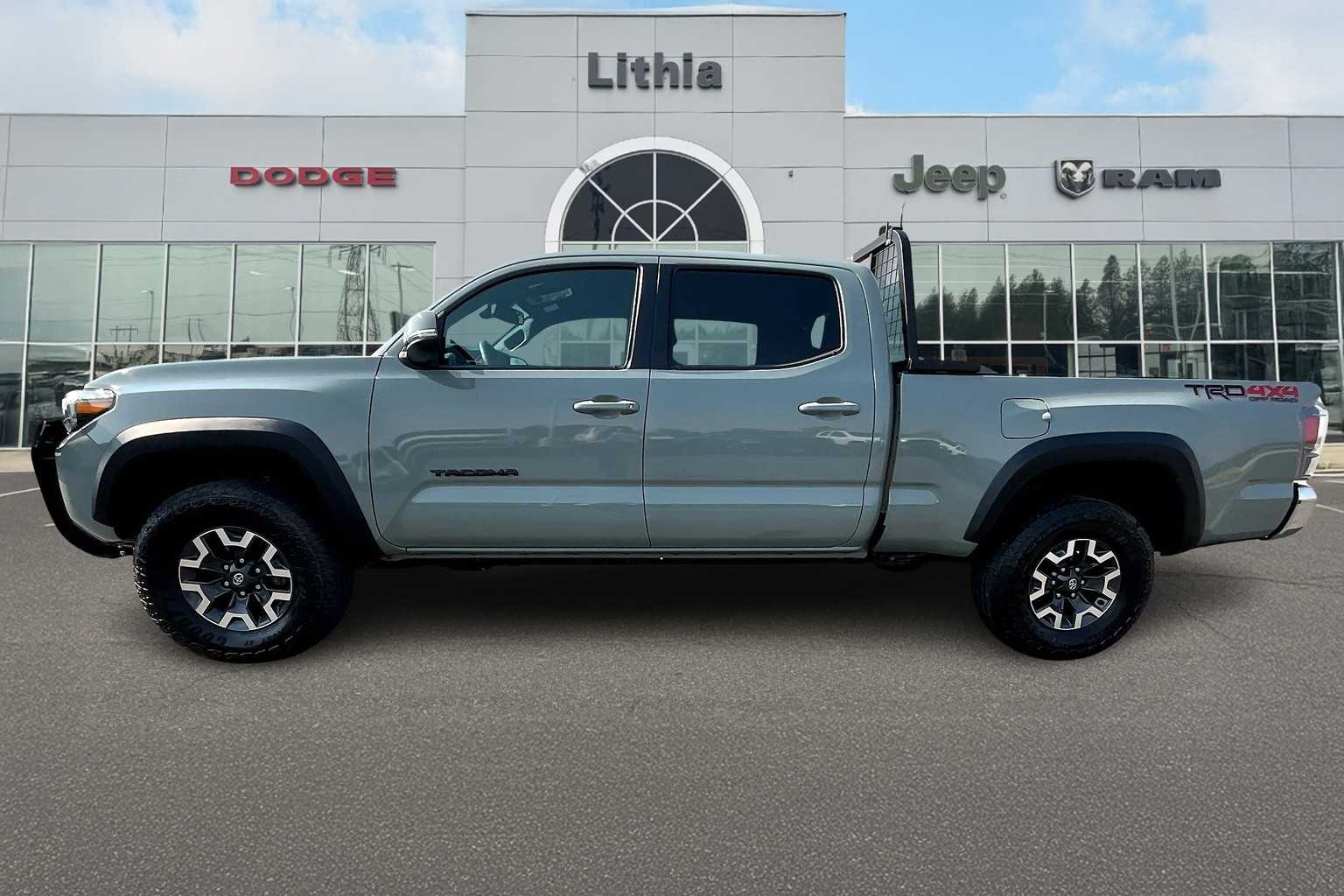 2023 Toyota Tacoma TRD photo 3