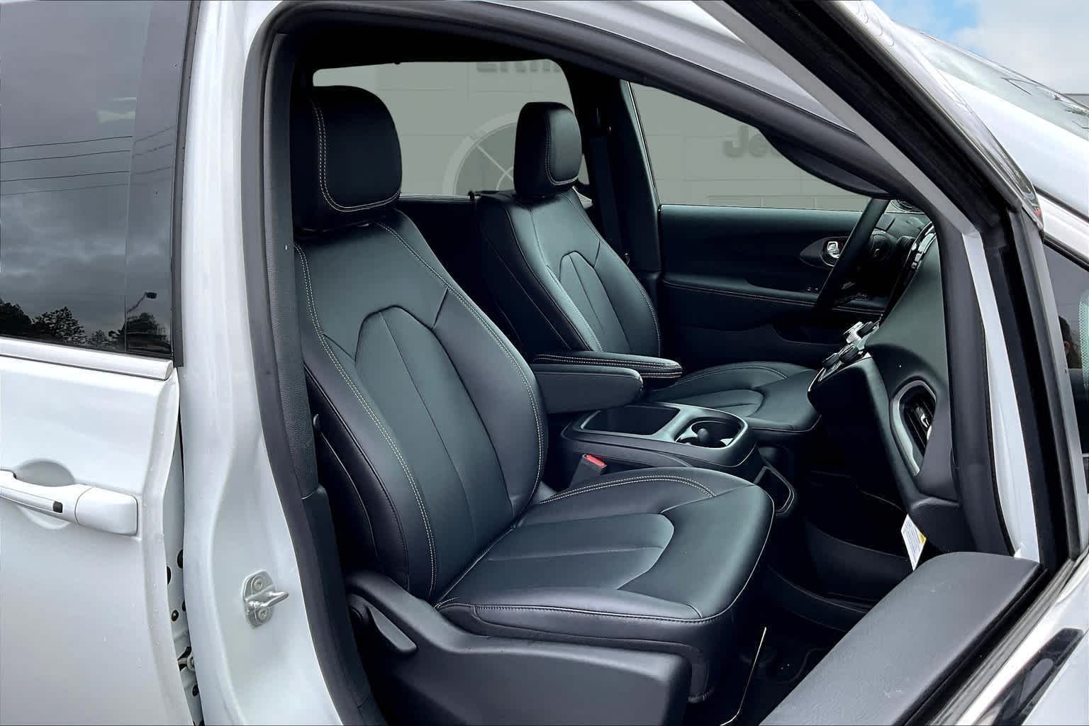 Thumbnail: 2025 Chrysler Voyager - 9