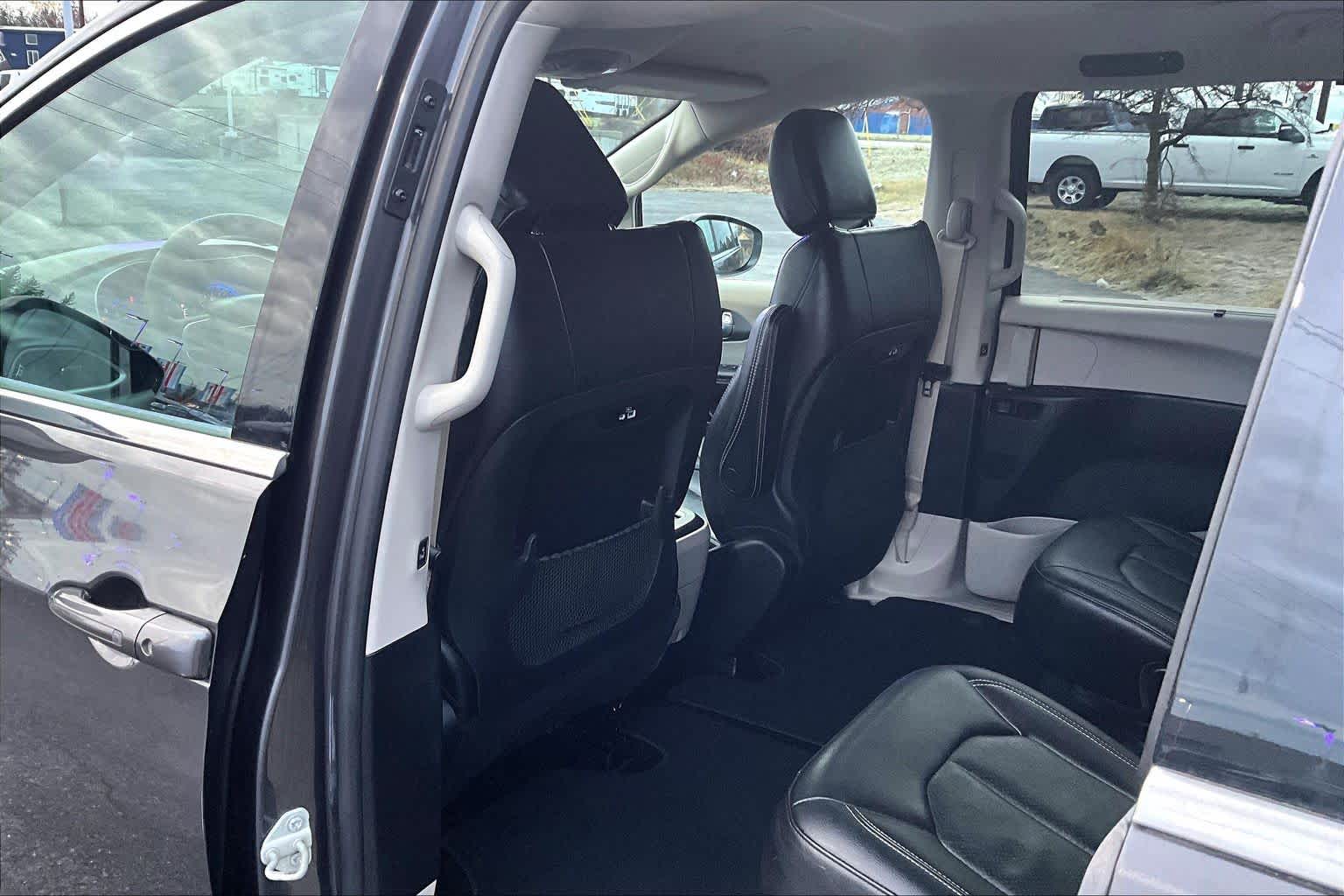 Thumbnail: 2022 Chrysler Pacifica - 12