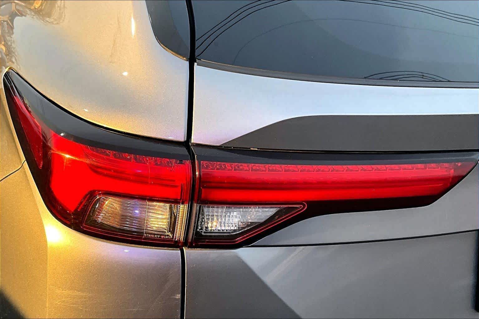 Thumbnail: 2024 Mitsubishi Outlander - 32