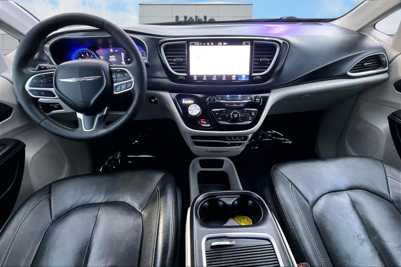 Thumbnail: 2022 Chrysler Pacifica - 10