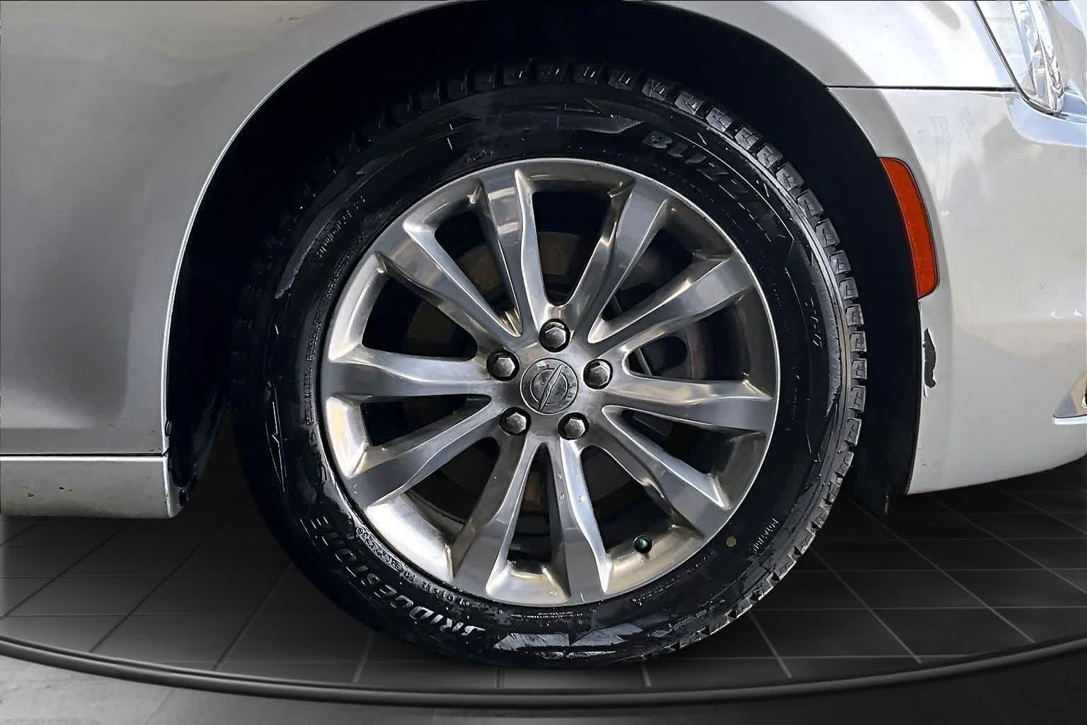 Thumbnail: 2020 Chrysler 300 - 34