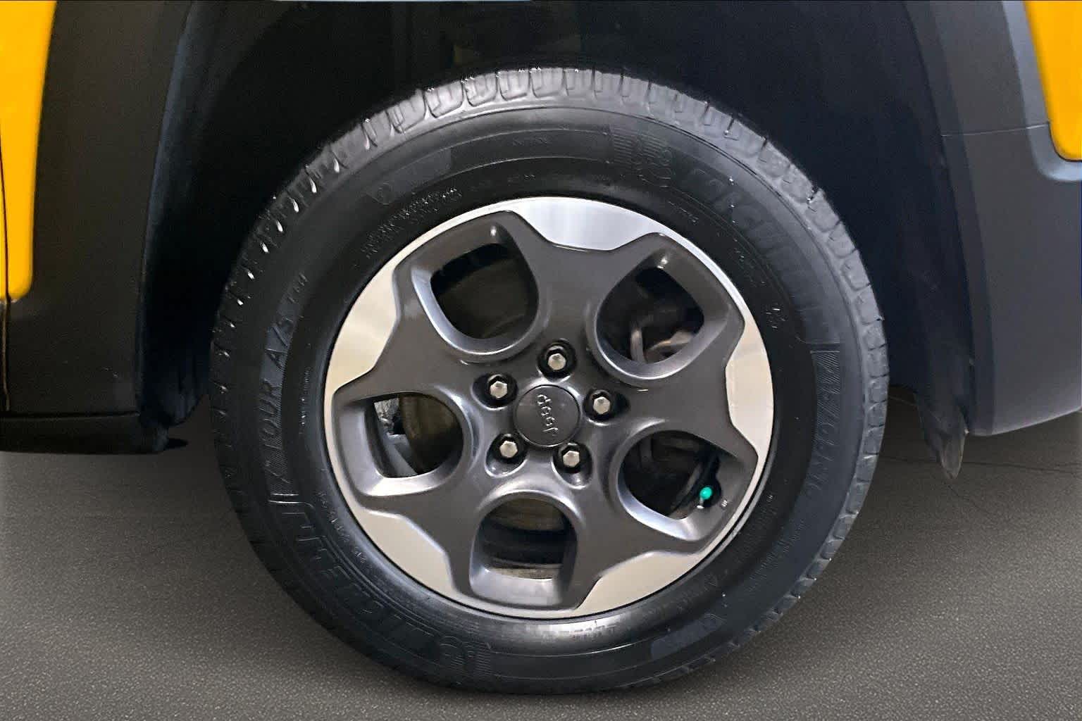 Thumbnail: 2018 Jeep Renegade - 34