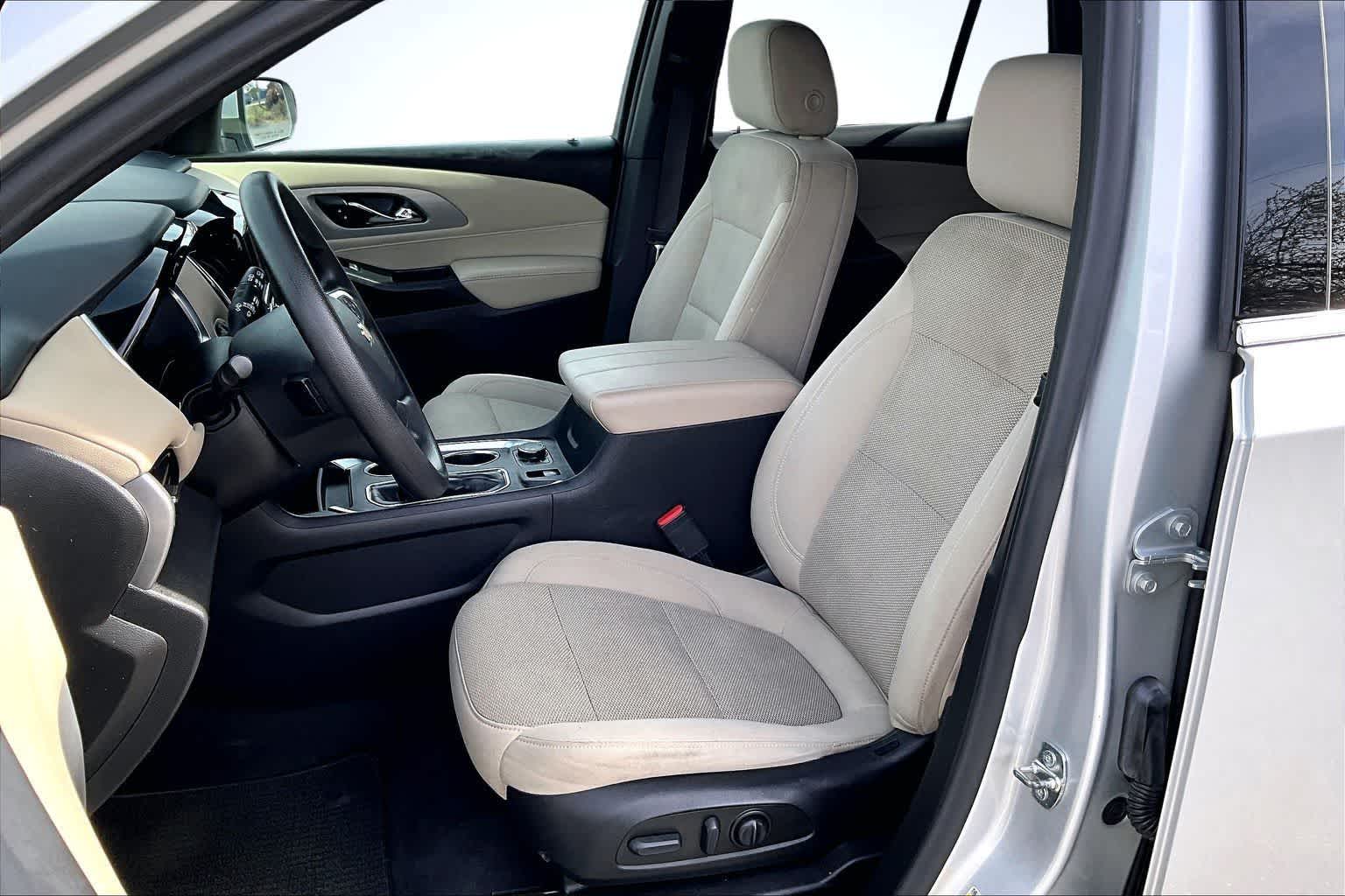 Thumbnail: 2022 Chevrolet Traverse - 11