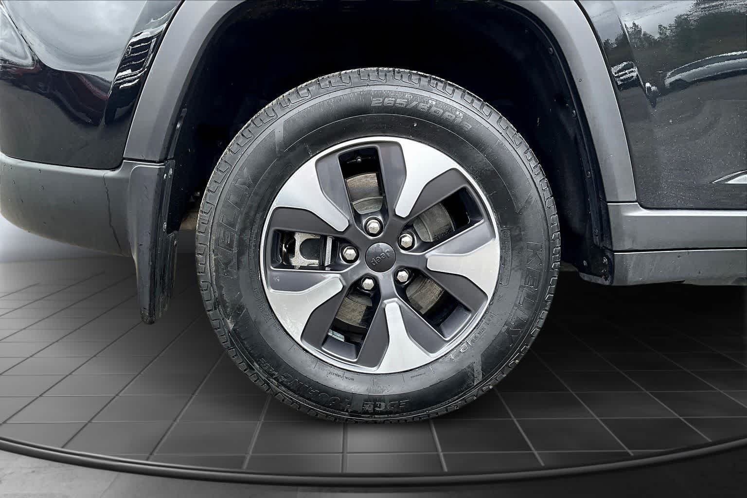 Thumbnail: 2022 Jeep Grand Cherokee - 35