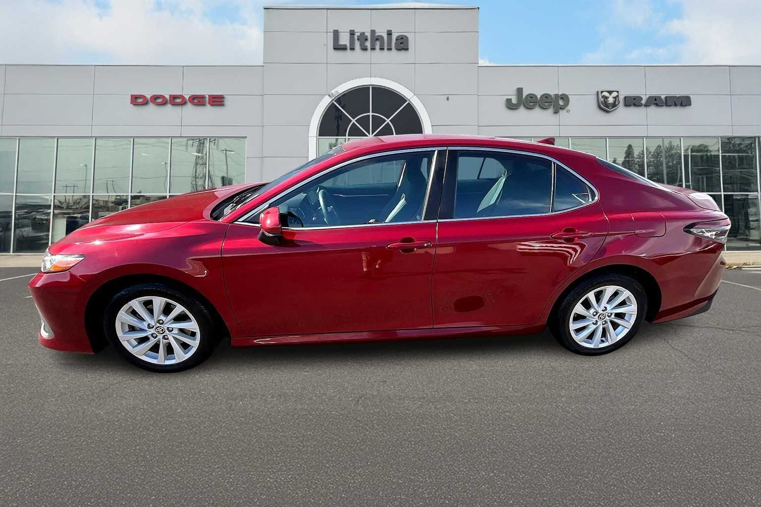 2022 Toyota Camry LE photo 2