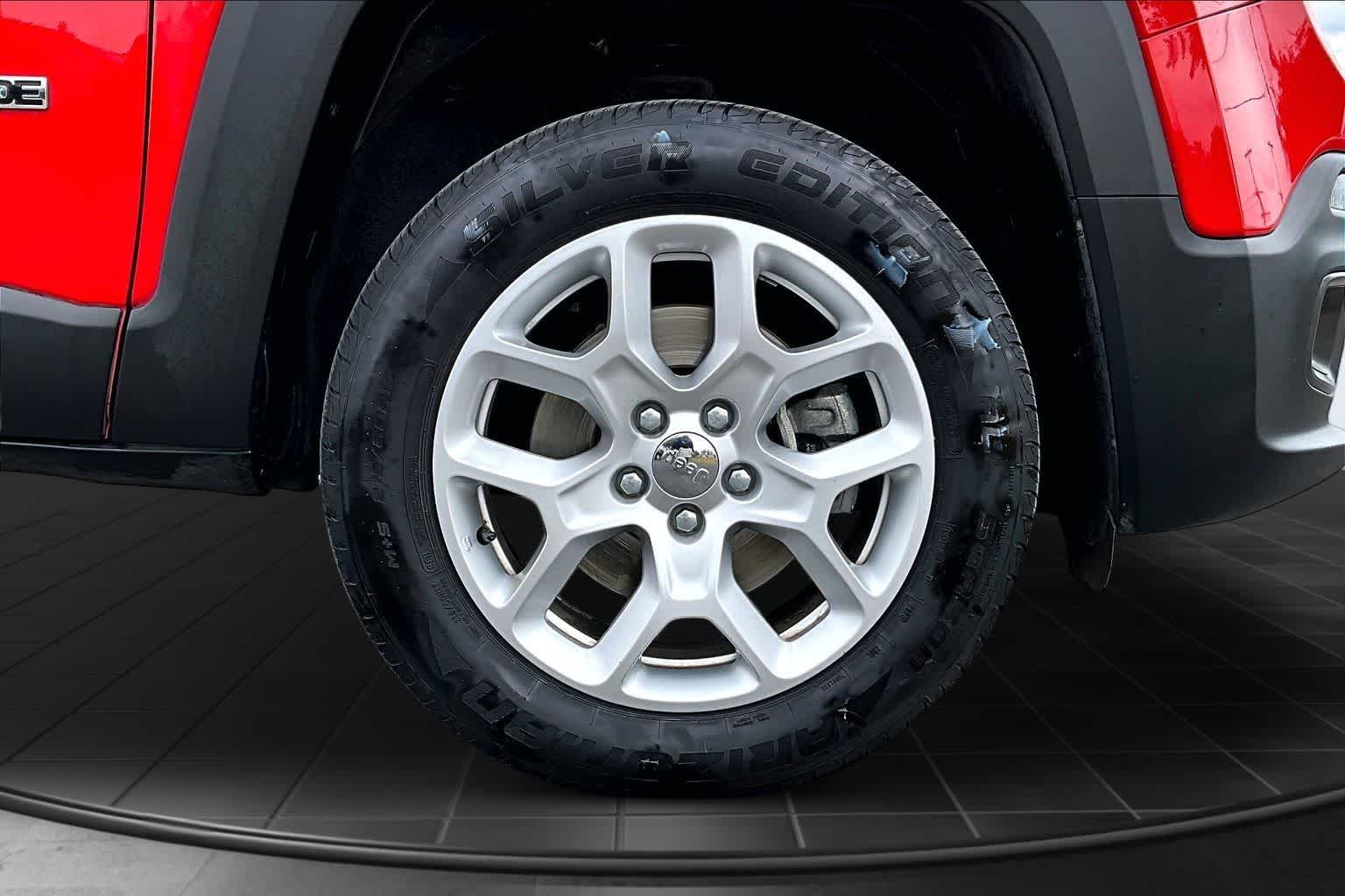 Thumbnail: 2018 Jeep Renegade - 34