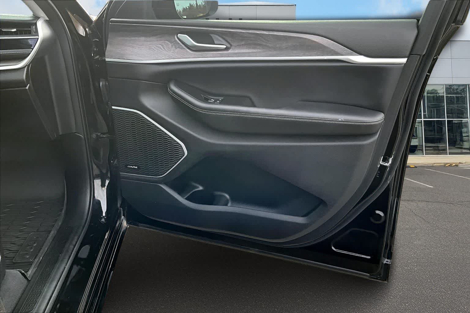 Thumbnail: 2023 Jeep Grand Cherokee - 29