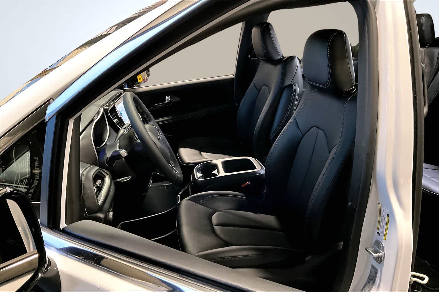 Thumbnail: 2026 Chrysler Pacifica - 11