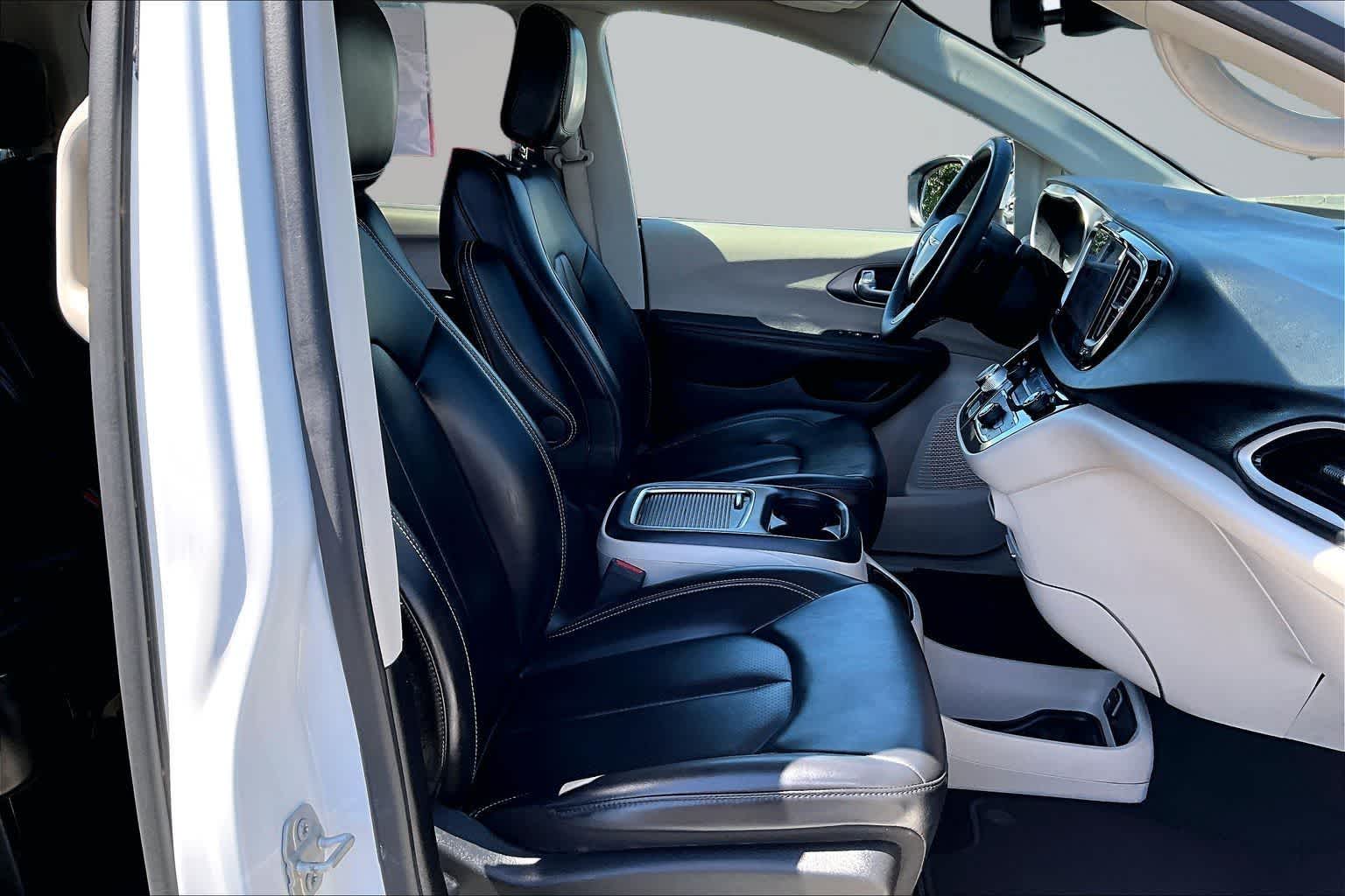 Thumbnail: 2023 Chrysler Pacifica - 13