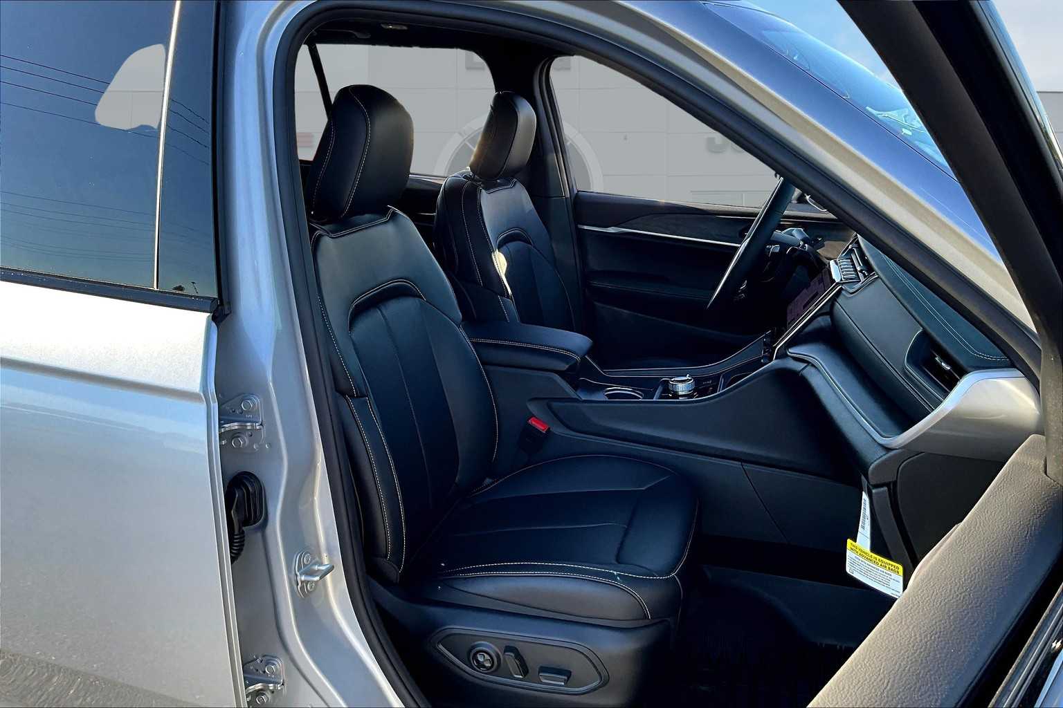 Thumbnail: 2025 Jeep Grand Cherokee - 14