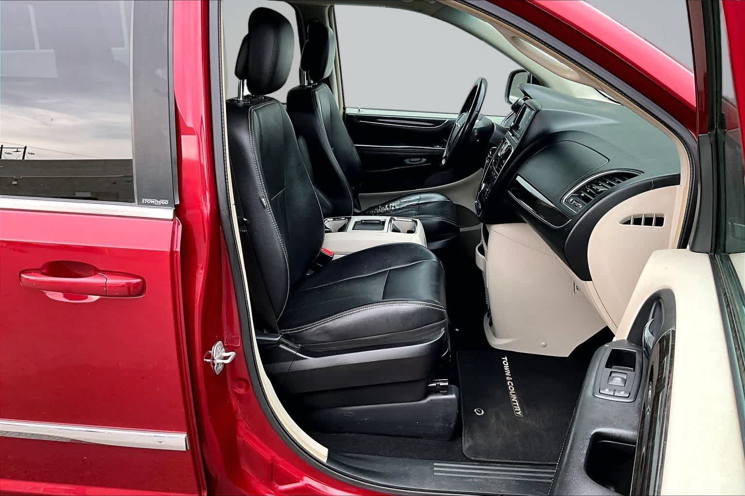 Thumbnail: 2012 Chrysler Town & Country - 14