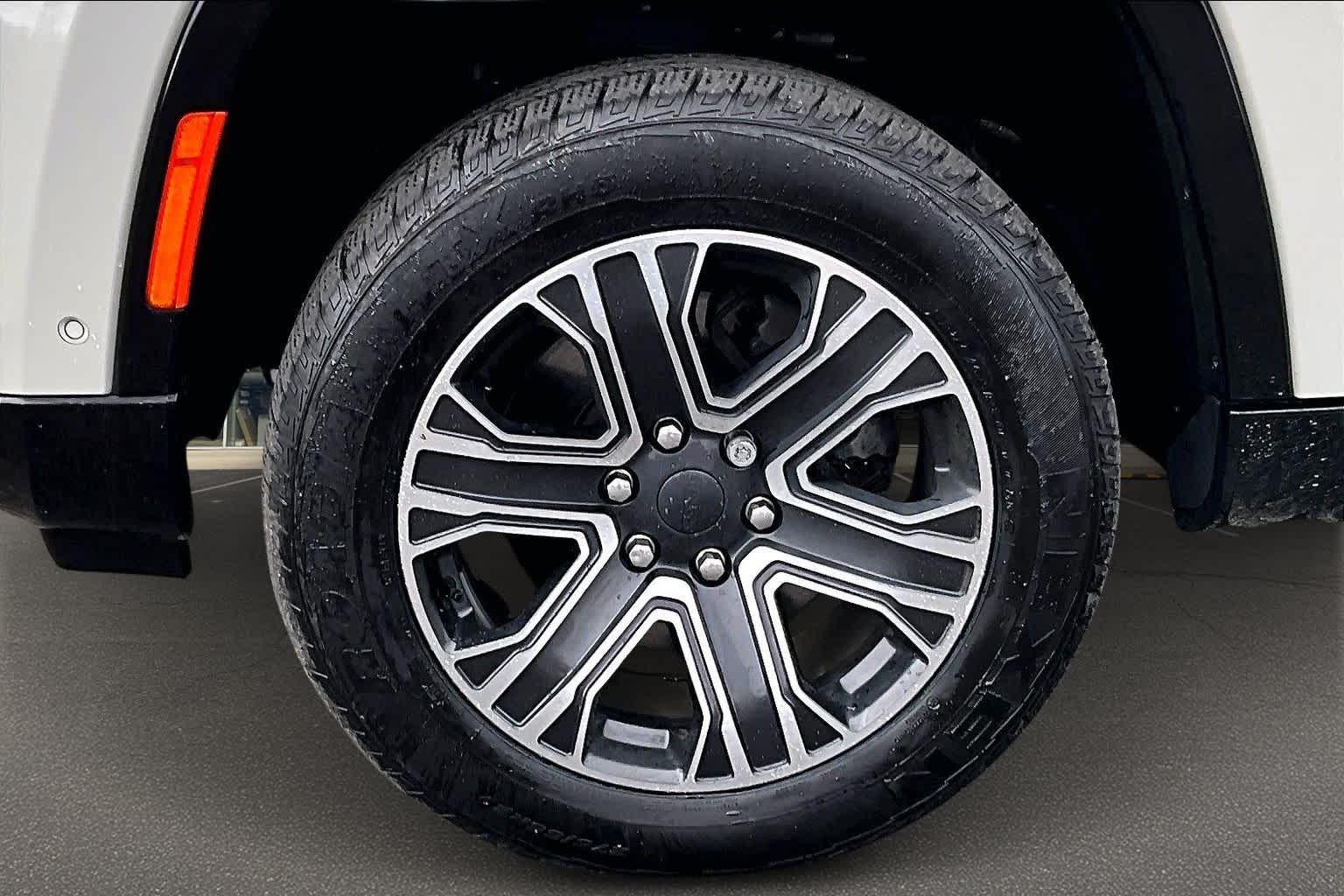 Thumbnail: 2022 Jeep Wagoneer - 8