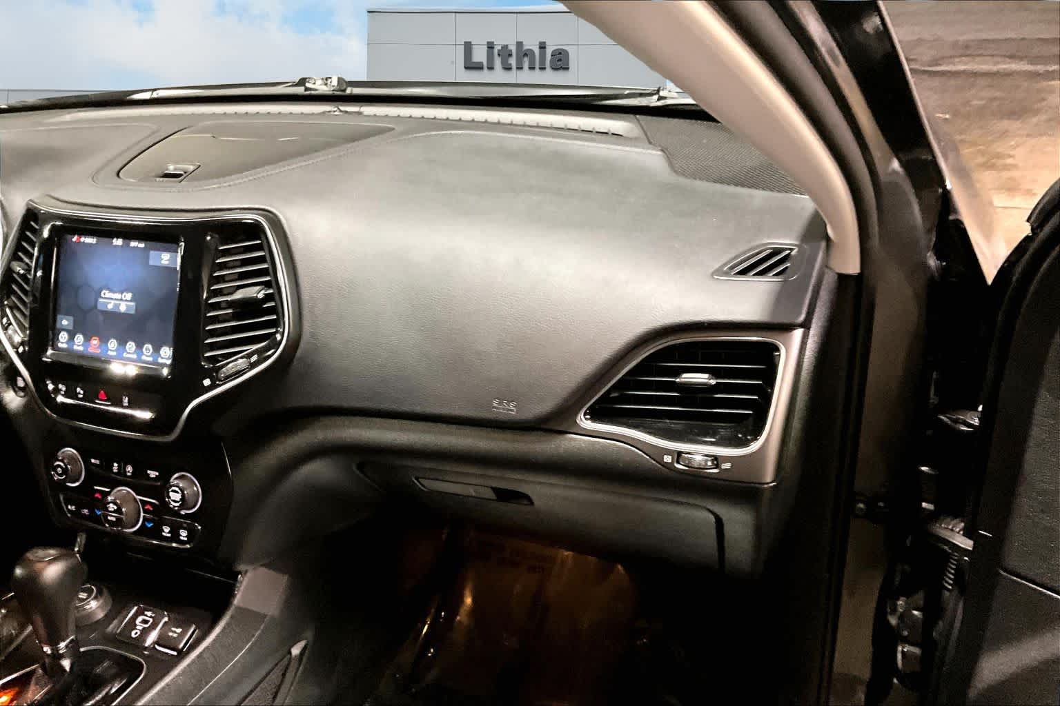 Thumbnail: 2022 Jeep Cherokee - 24