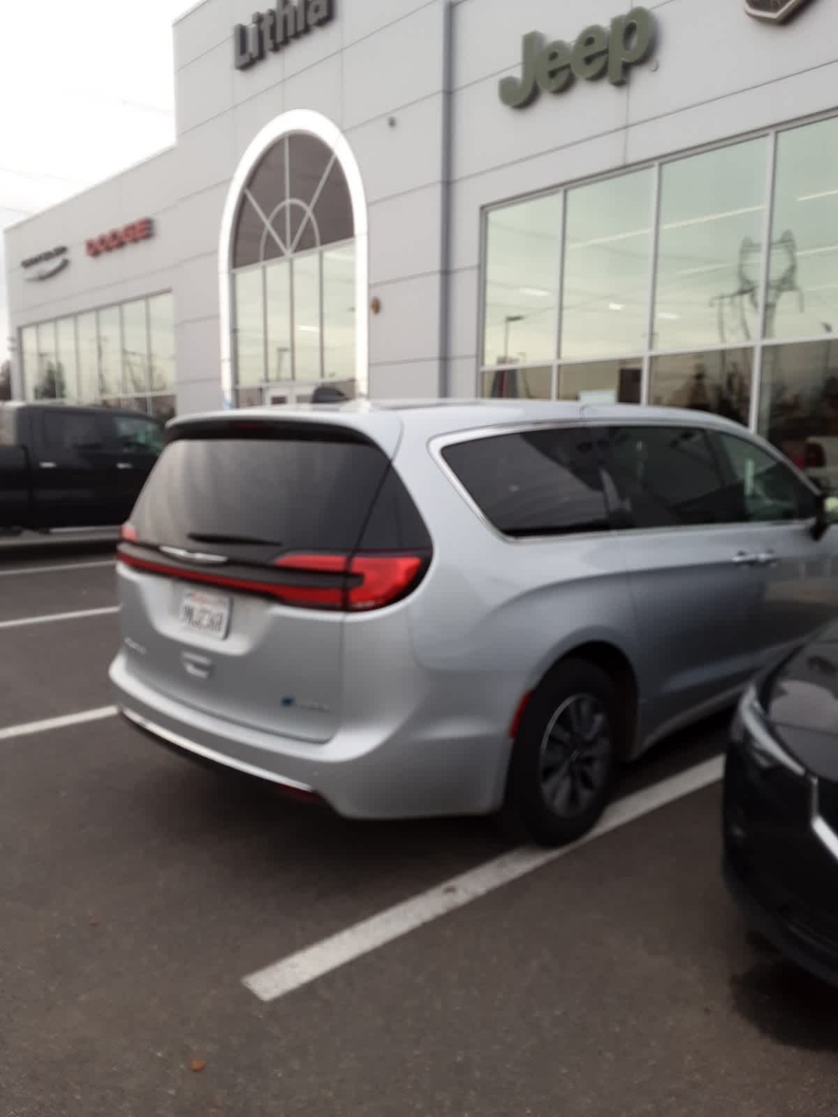 2024 Chrysler Pacifica Hybrid photo 3