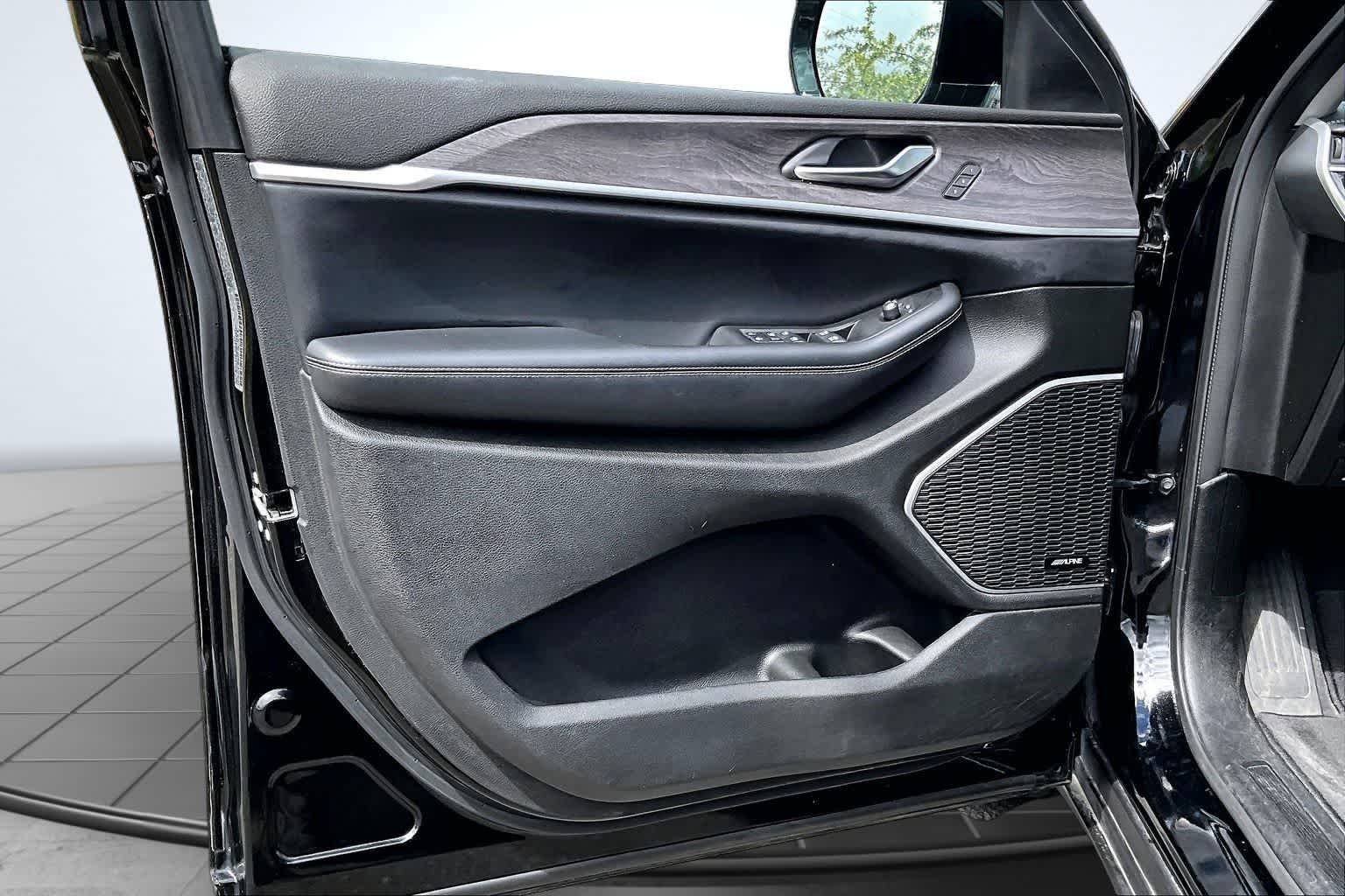 Thumbnail: 2022 Jeep Grand Cherokee - 28