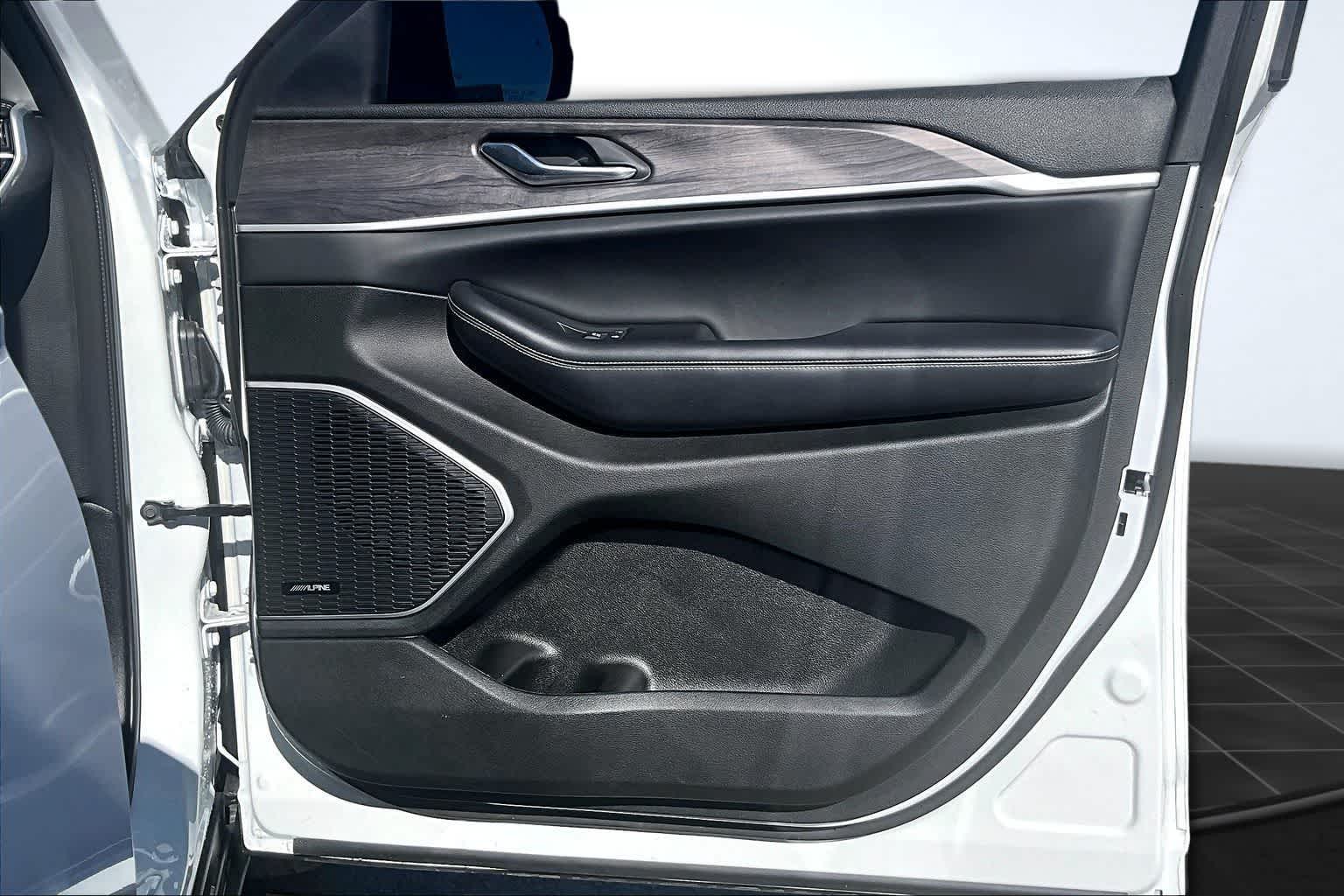 Thumbnail: 2022 Jeep Grand Cherokee - 29