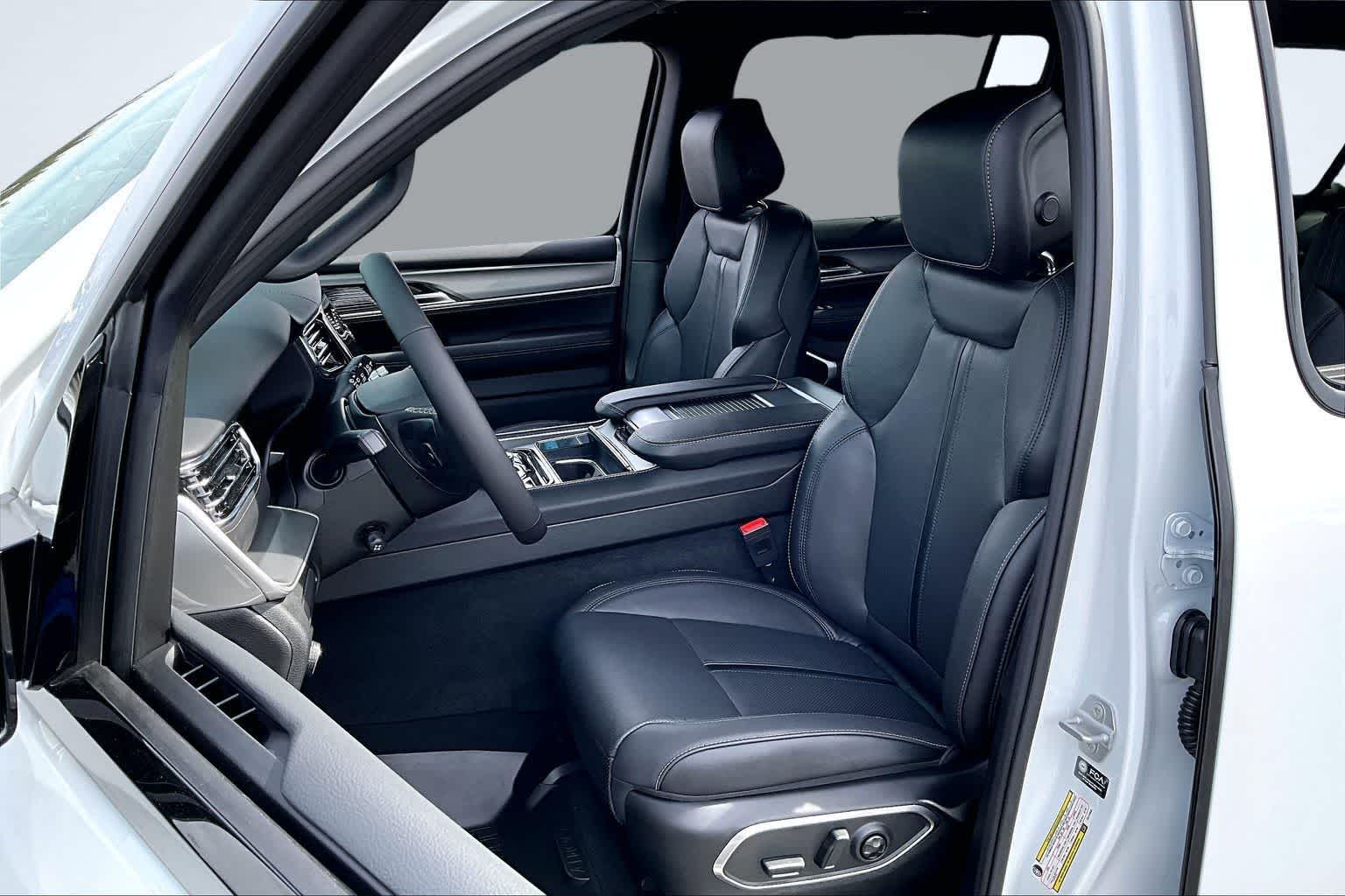 Thumbnail: 2026 Jeep Grand Wagoneer L - 11