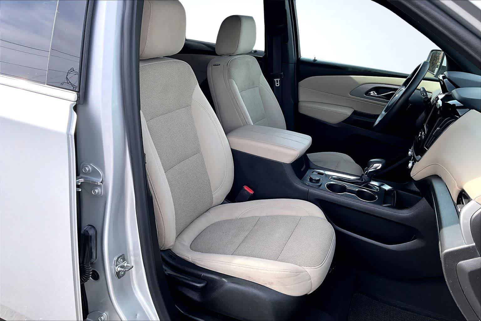 Thumbnail: 2022 Chevrolet Traverse - 14