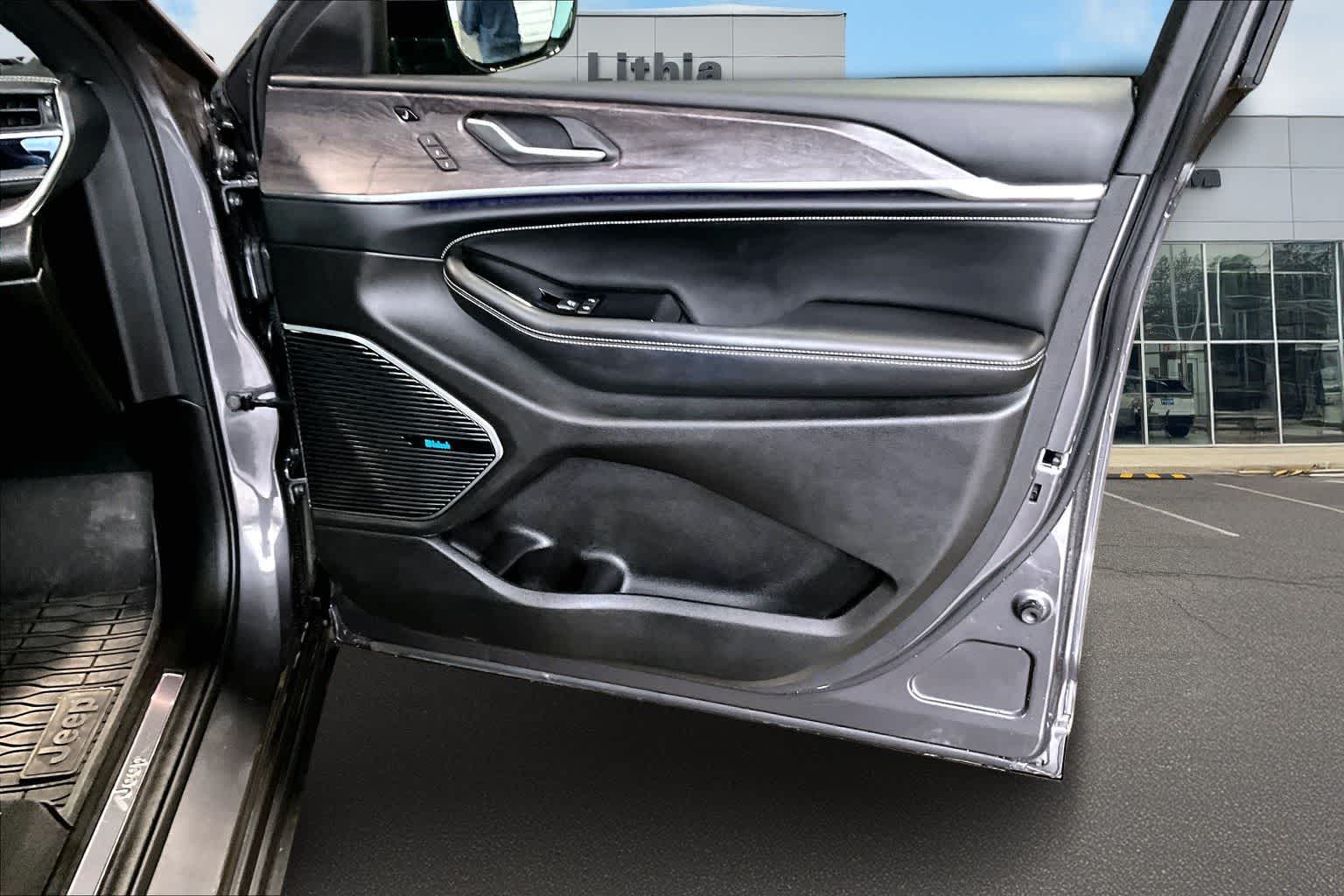 Thumbnail: 2022 Jeep Grand Cherokee - 29