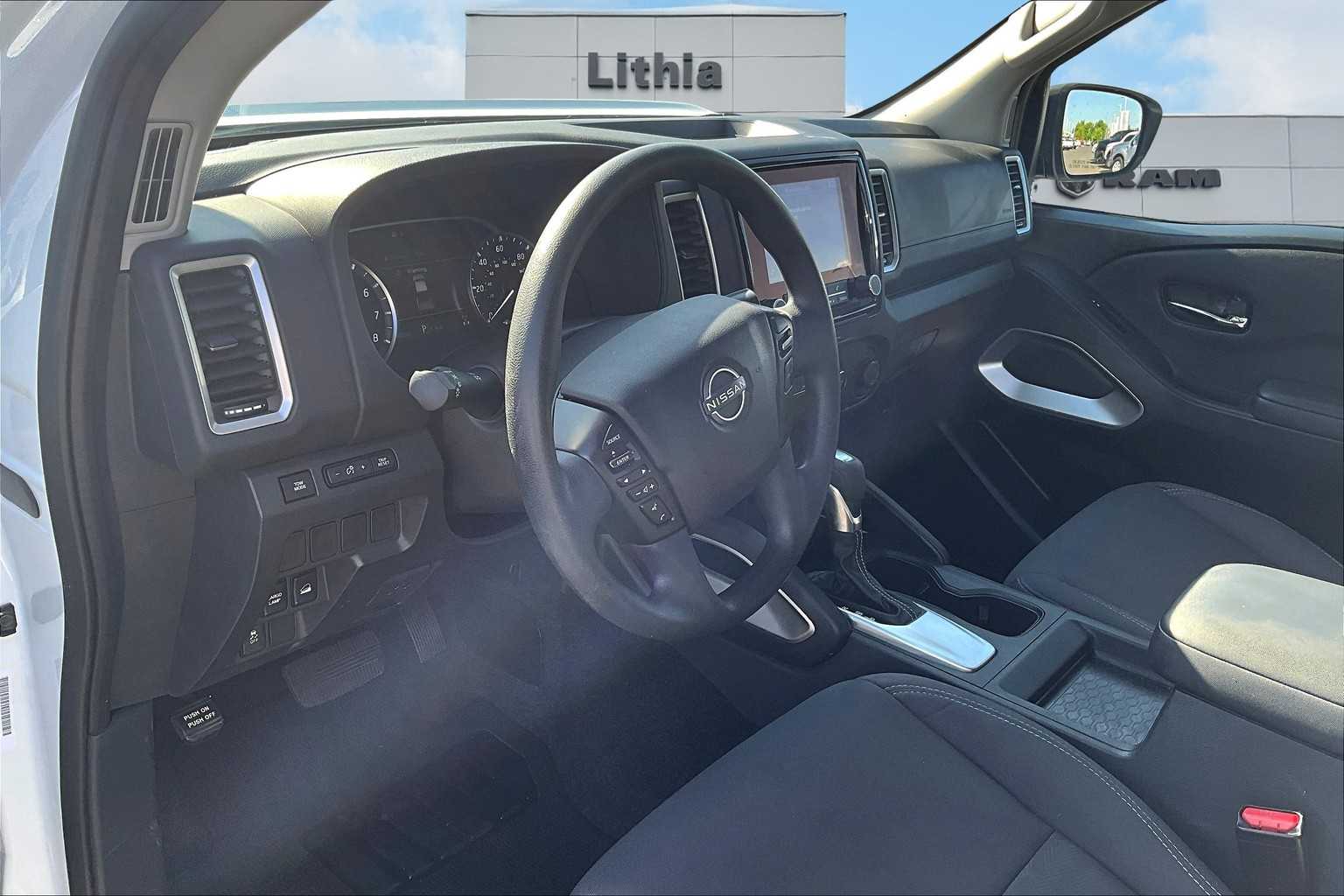 2022 Nissan Frontier SV photo 2