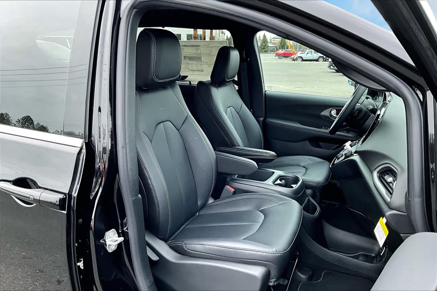 Thumbnail: 2025 Chrysler Voyager - 9