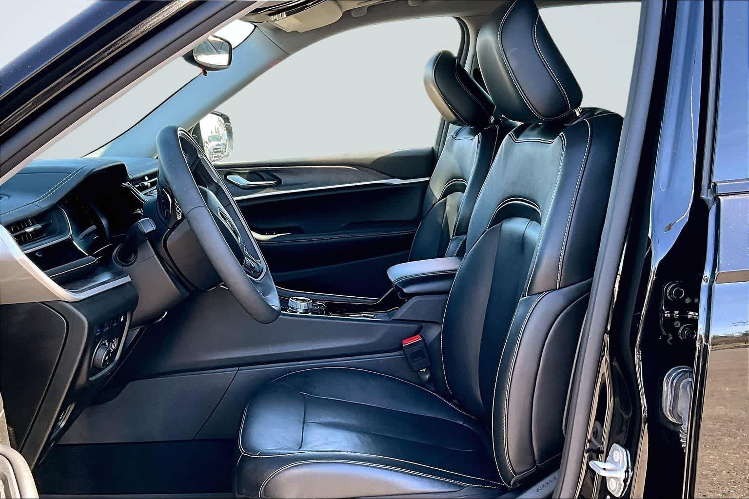 Thumbnail: 2022 Jeep Grand Cherokee - 11