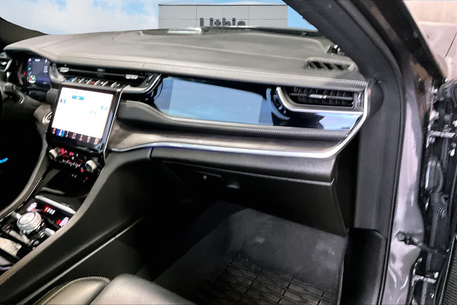 Thumbnail: 2022 Jeep Grand Cherokee - 24